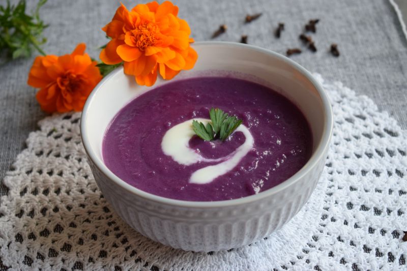 Krem z czerwonej kapusty z jabłkiem i imbirem