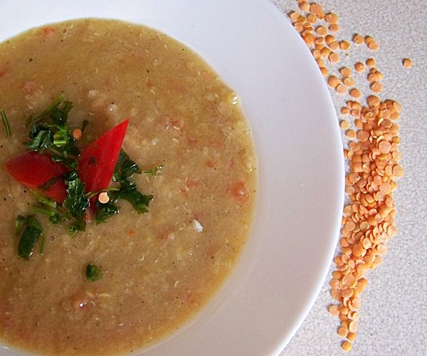 Krem z czerwonej soczewicy z czosnkiem i papryką