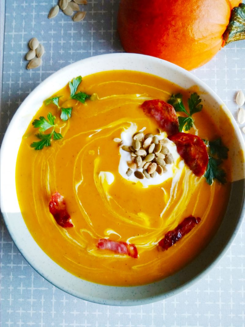 Krem z dyni, cukinii z chipsami z salami. Krem z dyni, cukinii z chipsami z salami.