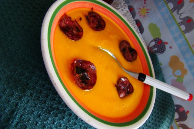 Krem z dyni z chipsami z kiełbasy wołowej