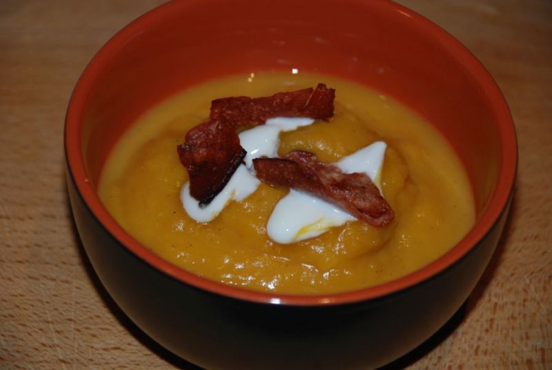 Krem z dyni z chipsami z szynki