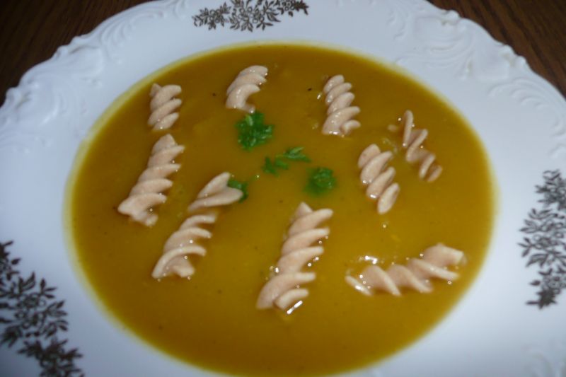 Krem z dyni z makaronem