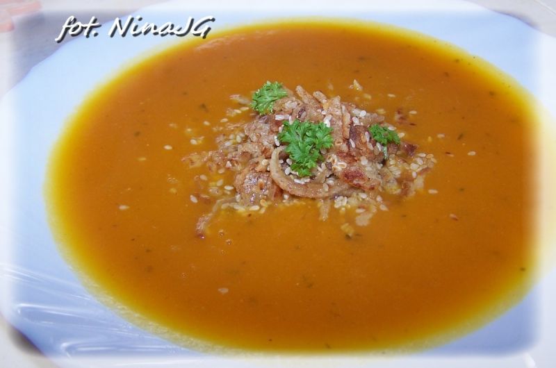 Krem z dyni z naleśnikiem i sezamem