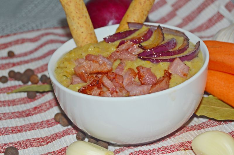 Krem z grochu z karmelizowaną cebulą i kiełbasą