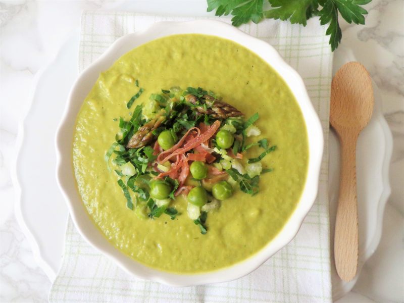 Krem z groszku, szparagów i szynki parmeńskiej