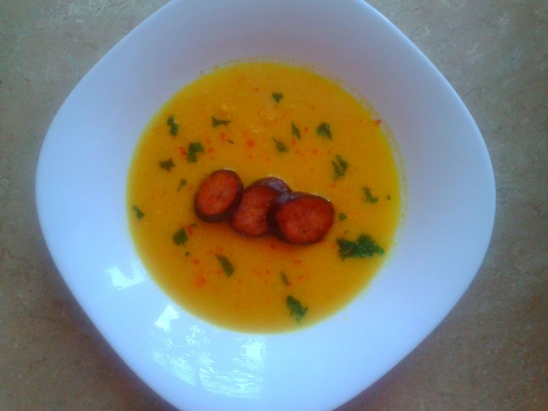 Krem z kukurydzy z kiełbasą