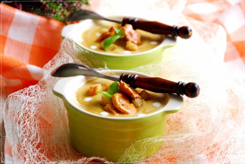 Krem z kurek z grzankami  Krem z kurek z grzankami