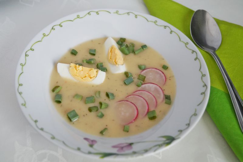 Krem z młodych porów z rzodkiewką i jajkiem