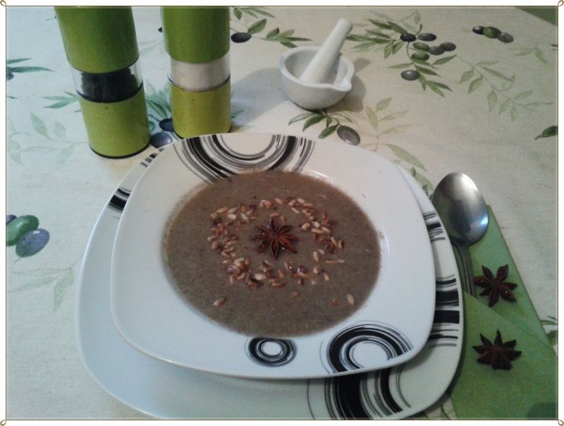 Krem z pieczarek z anyżem i prażonym słoneczn. Krem z pieczarek z anyżem i prażonym słoneczn.