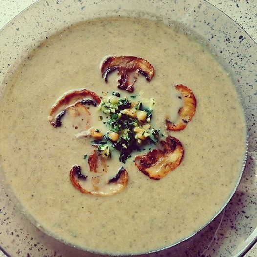 Krem z pieczarek z pietruszkowym pesto Krem z pieczarek z pietruszkowym pesto