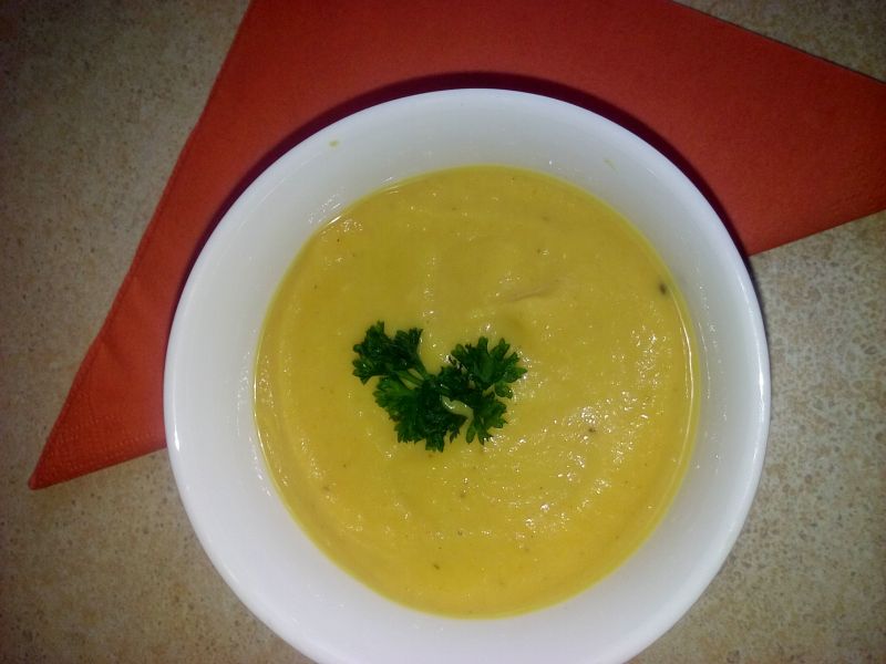 Krem z pieczonych batatow, selera i gruszki