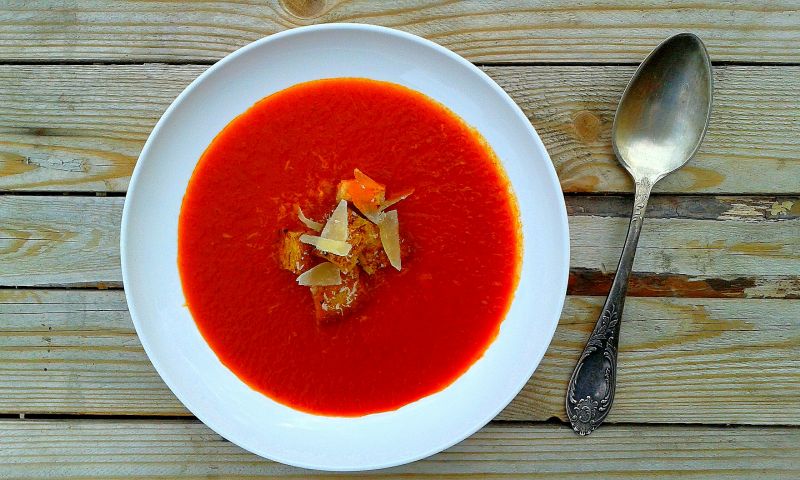 Krem z pieczonych pomidorów i papryki z grzankami