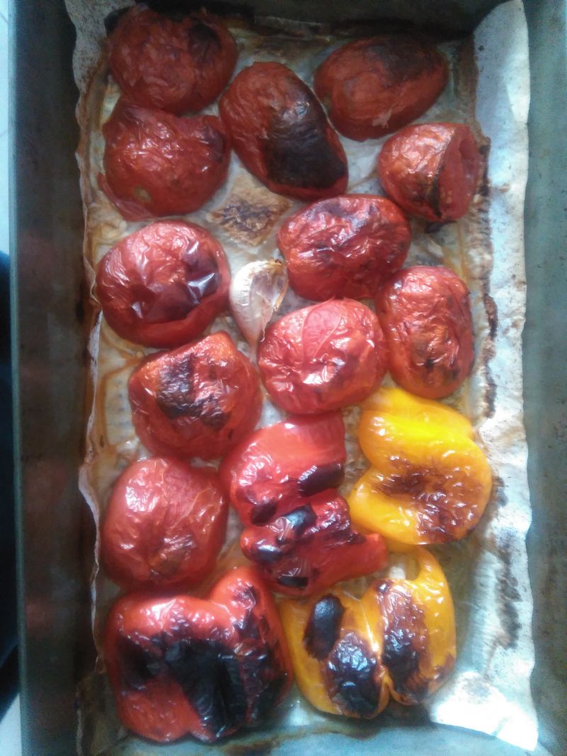 Krem z pieczonych pomidorów i papryki z grzankami