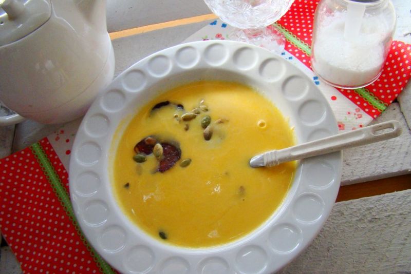 Krem z pomarańczowych warzyw z kiełbasą Krem z pomarańczowych warzyw z kiełbasą