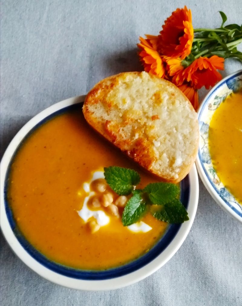 Krem z pomidorów i cukinii z chrupiącymi grzankami Krem z pomidorów i cukinii z chrupiącymi grzankami