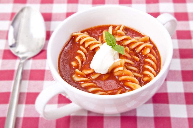 Krem z pomidorów z bazylią i makaronem świderki Krem z pomidorów z bazylią i makaronem świderki