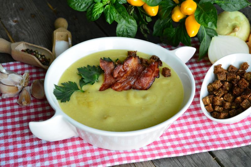 Krem z selera i chipsami z boczku