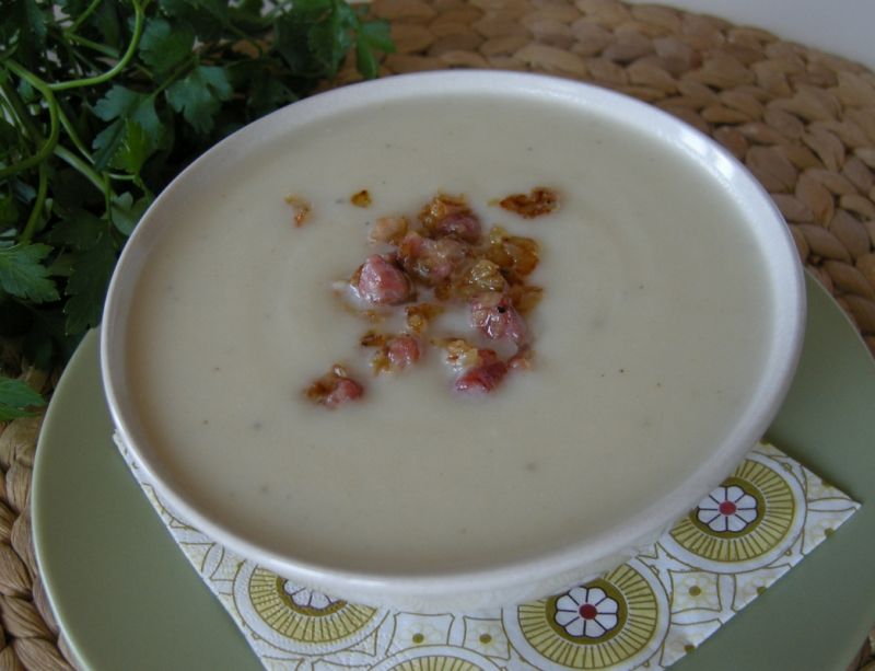 Krem z selera z boczkiem i cebulką