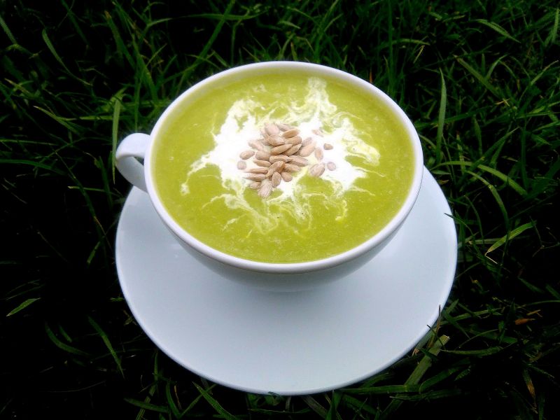 Krem z zielonego groszku z prażonym słonecznikiem