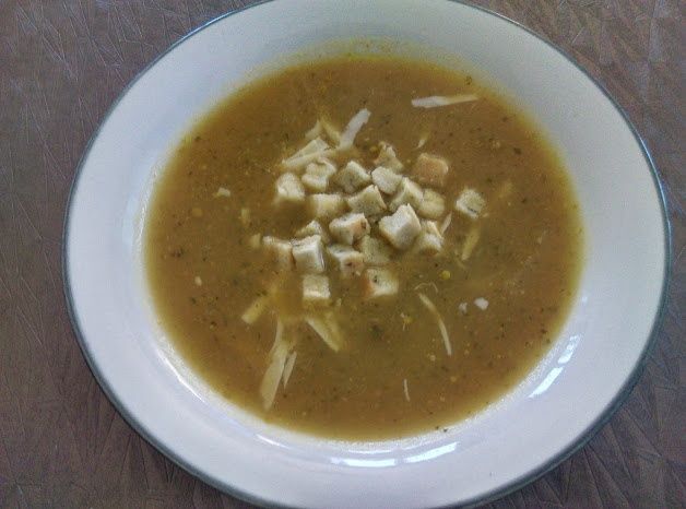 Krem z zielonych szparagów z groszkiem i bazylią