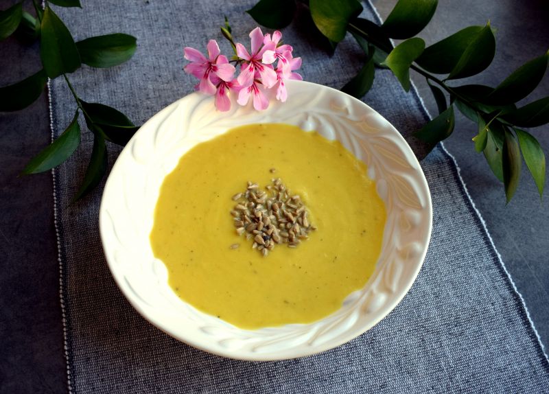 Zupa krem z żółtej cukinii, kalarepki i selera