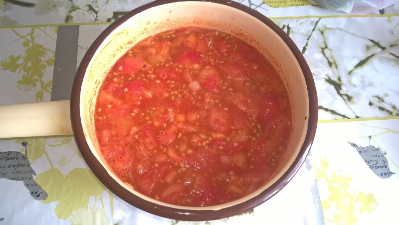 Krem ze świeżych pomidorów z kulkami mozarelli