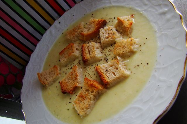 Krem ze szparagów z czosnkowymi grzankami