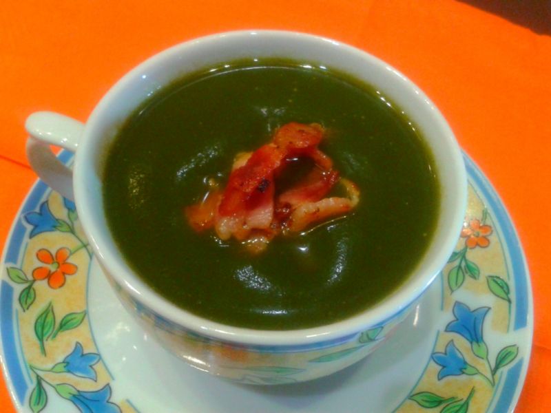  Krem ze szpinaku z chipsem z boczku