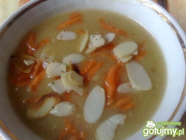 Krem ziemniaczany z płatkami migdałowymi Krem ziemniaczany z płatkami migdałowymi