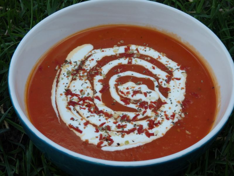 Kremowa pomidorowa z pomidorów z puszki