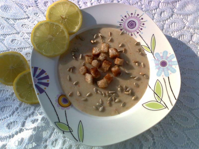 Kremowa zupa cytrynowa z grzankami i słonecznikiem