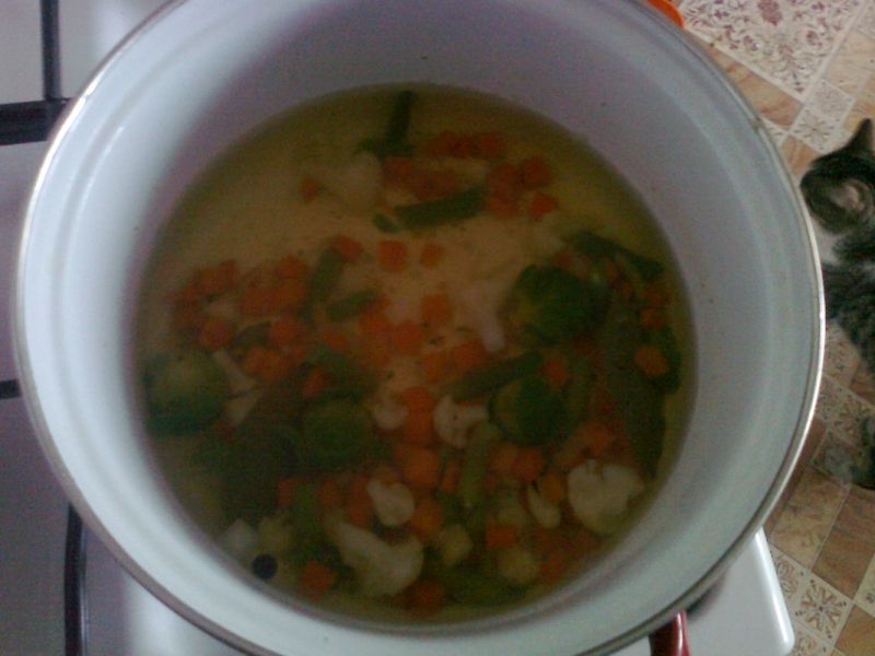 Kremowa zupa cytrynowa z grzankami i słonecznikiem