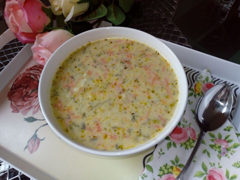 Kremowa zupa ogorkowa (z serkami topionymi)