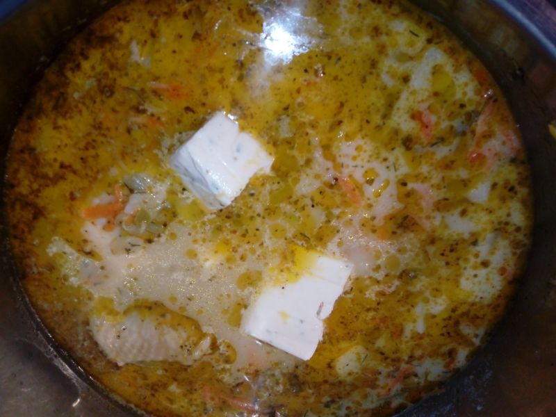 Kremowa zupa ogorkowa (z serkami topionymi)