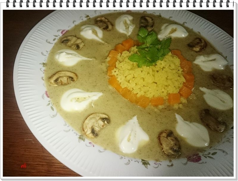 Kremowa zupa pieczarkowa Eli z makaronem  Kremowa zupa pieczarkowa Eli z makaronem
