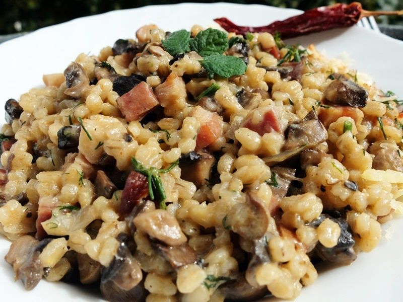 Kremowe kaszotto z wędzonym boczkiem i pieczarkami Kremowe kaszotto z wędzonym boczkiem i pieczarkami