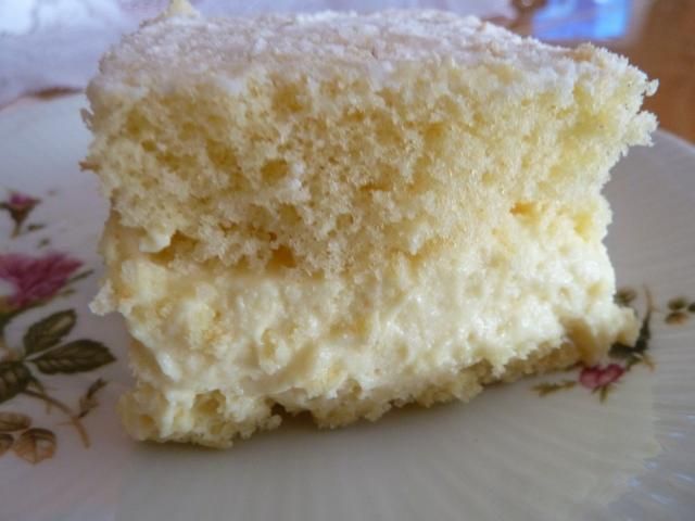 Kremówka na biszkopcie.