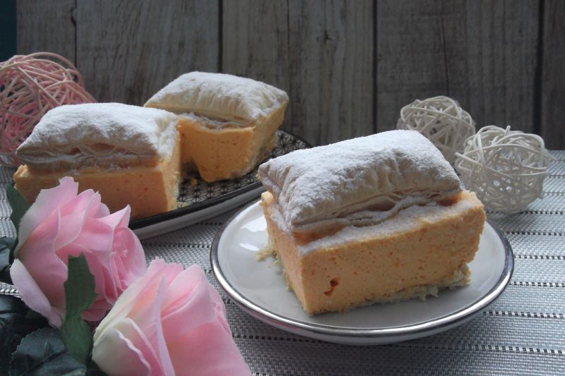 Kremówka z kremem marchewkowym