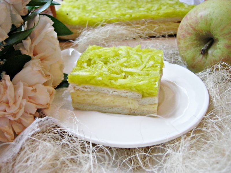 Kremówkowe na herbatnikach z jabłkami Kremówkowe na herbatnikach z jabłkami