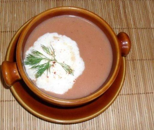 Kremowy barszczyk z ostra pianka. Kremowy barszczyk z ostra pianka.