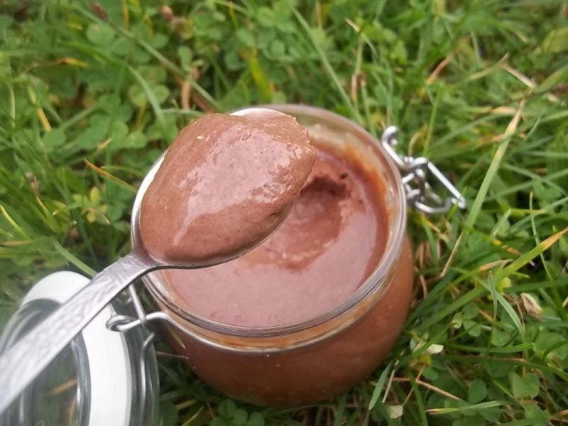 Kremowy deser czekoladowo-migdałowy