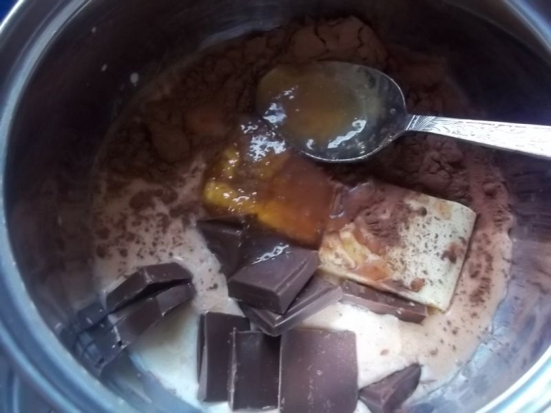 Kremowy deser czekoladowo-migdałowy