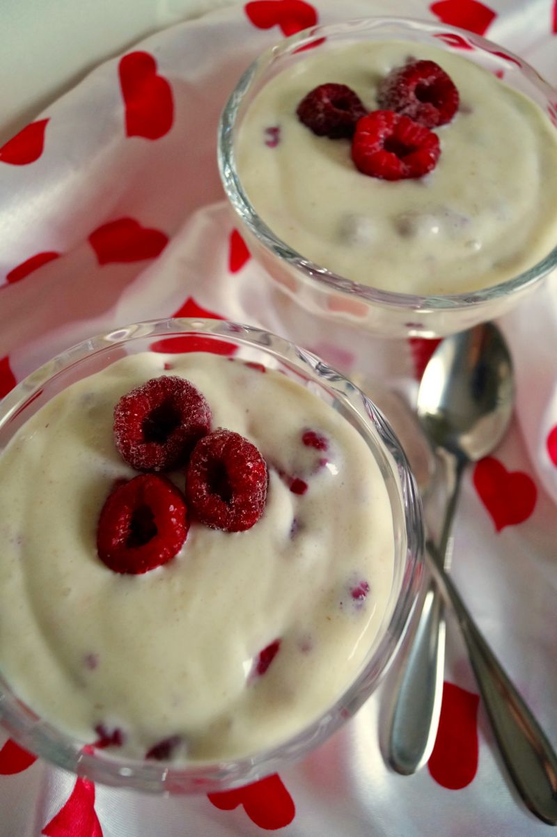 Kremowy deser z manny z malinami Kremowy deser z manny z malinami