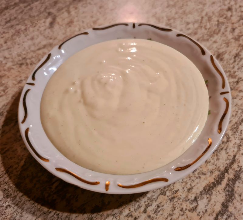 Kremowy sos czosnkowy Kremowy sos czosnkowy