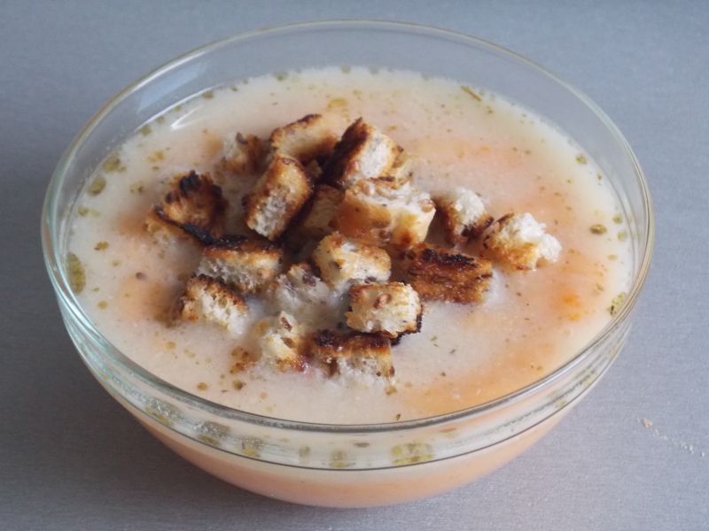 Kremowy żurek z grzankami