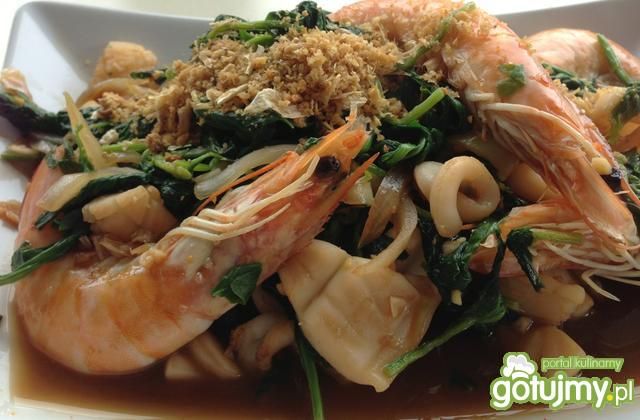 Krewetki i kalmary z zielonym szpinakiem
