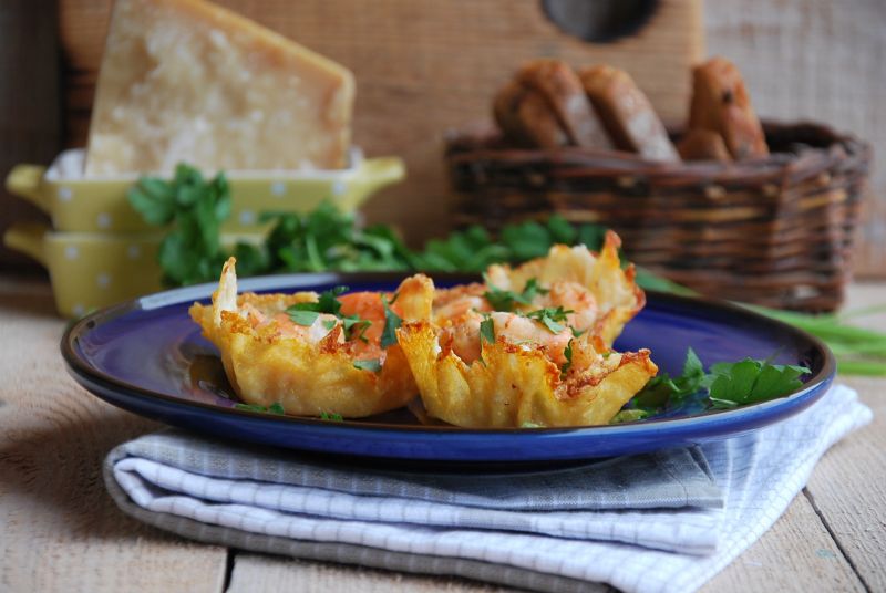 Krewetki w parmezanowych koszyczkach