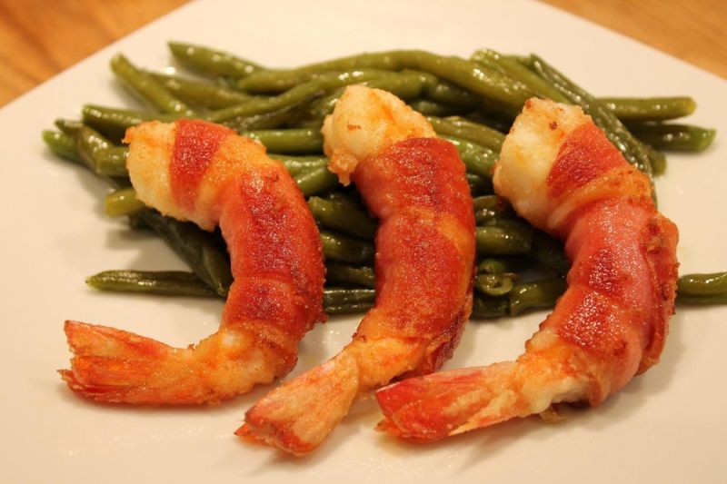 Krewetki w szynce na fasolce Krewetki w szynce na fasolce