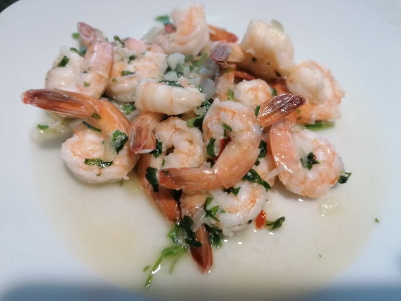 Krewetki z czosnkiem i cebulą