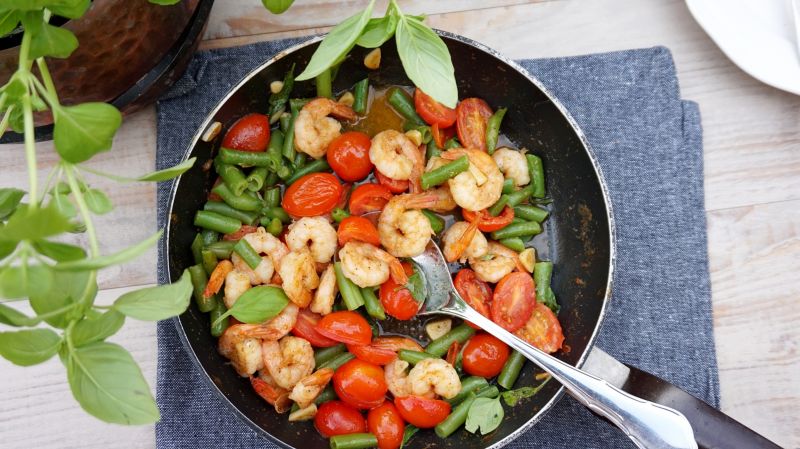 Krewetki z pomidorkami i fasolką szparagową 